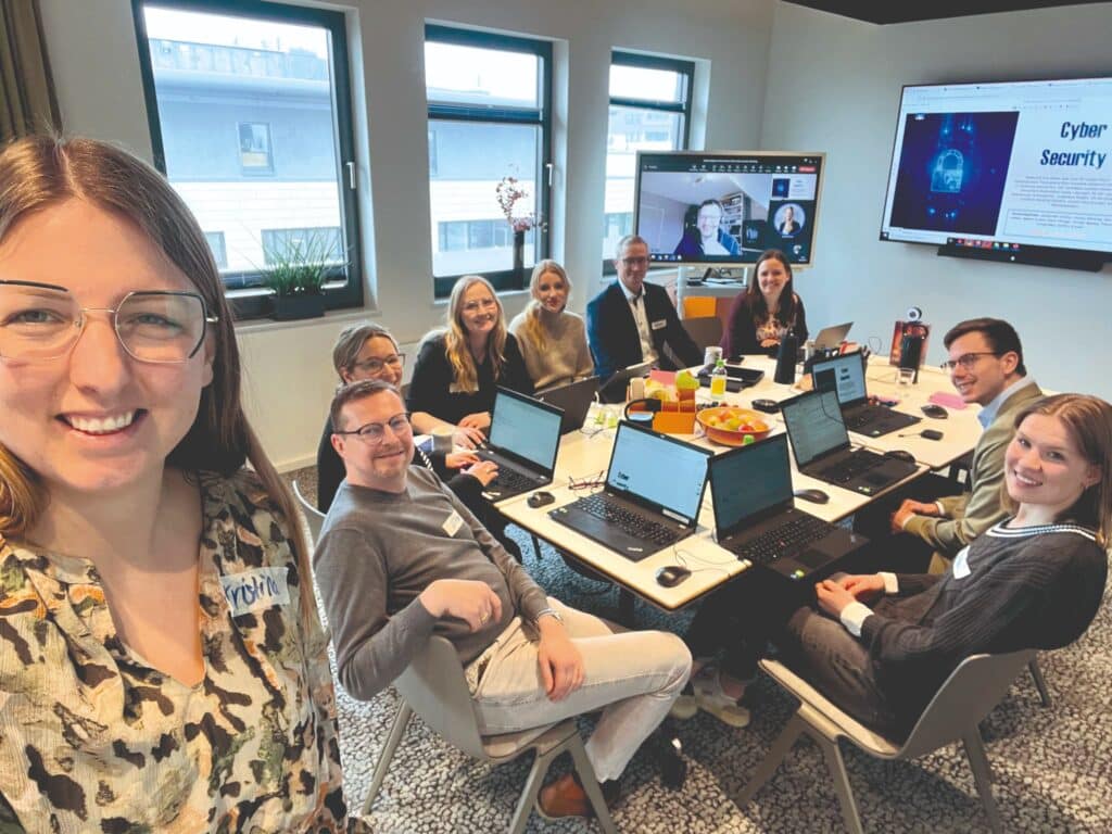 Arbeitsgruppe Cyber Security sitzt zusammen am Konferenztisch